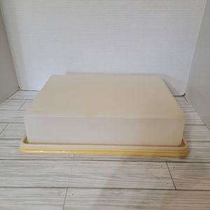 Tupperware 9×13 Cake Storage Container. Yellow Base Opaque Lid